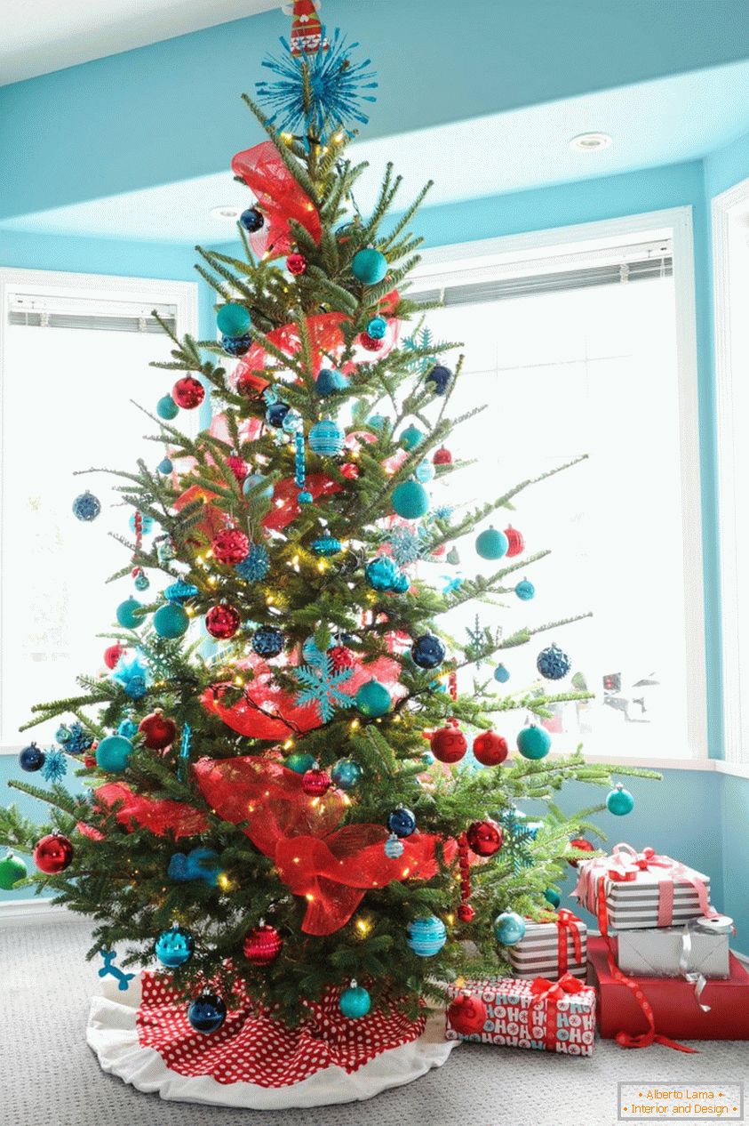 Декорација на новогодишната елка во сини и црвени бои