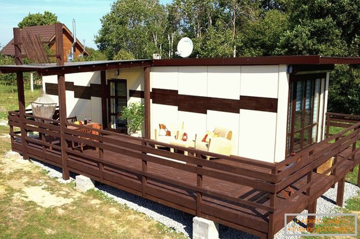 Необична модуларна куќа надвор од градот е погодна за одмор во лето и зима.