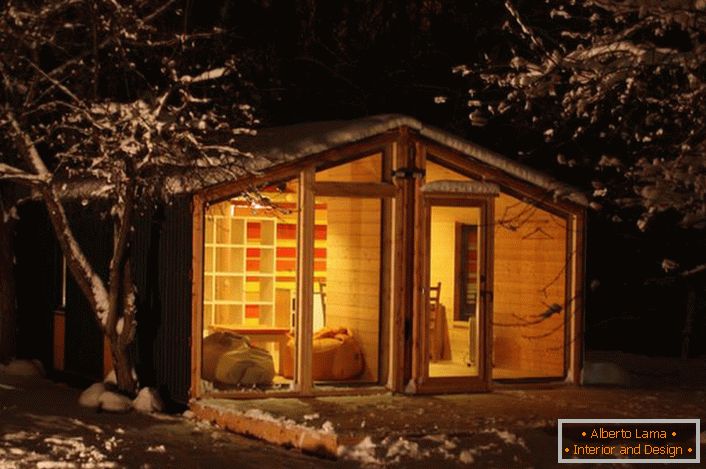 Прекрасна куќа на снежен раб на шумата. Предноста на модуларен дом е неговата практичност и функционалност.