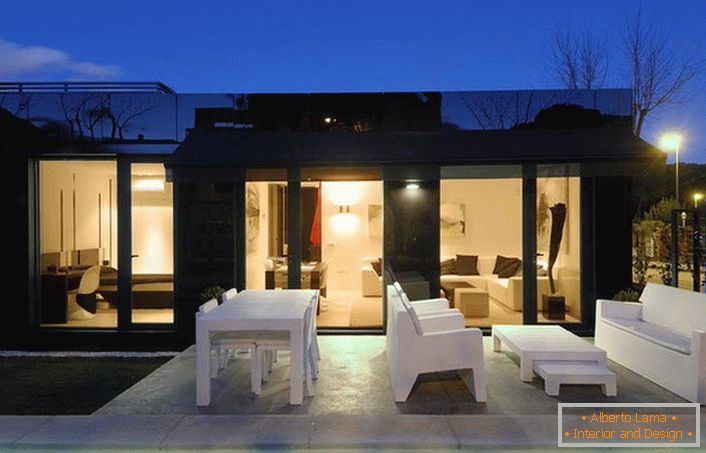 Стилскиот дизајн на модуларната куќа изгледа органски со правилно дизајниран двор. 