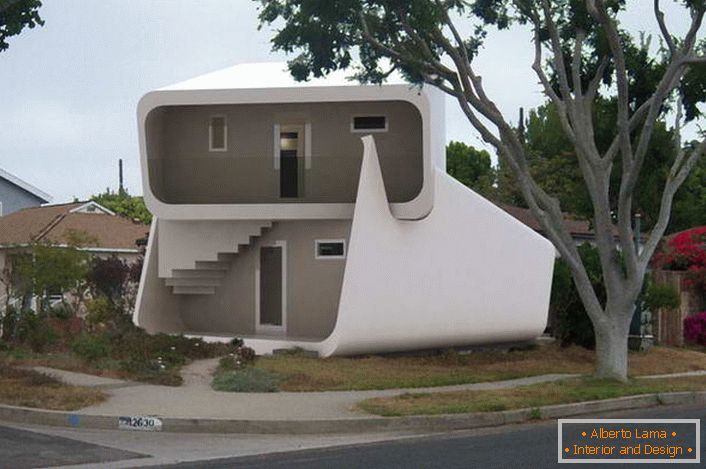Необичниот дизајн на двоспратна модуларна куќа го привлекува окото. Дизајнот на куќата е погоден за целогодишно живеење. 