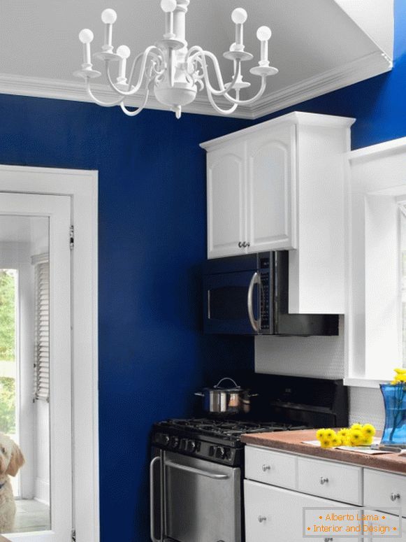 Кујна со светли сини ѕидови