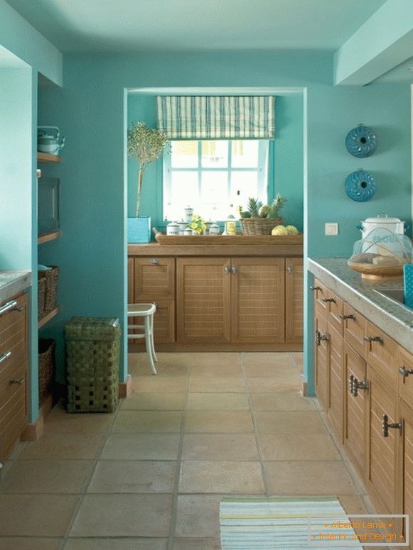 Кујна со сини ѕидови и таван