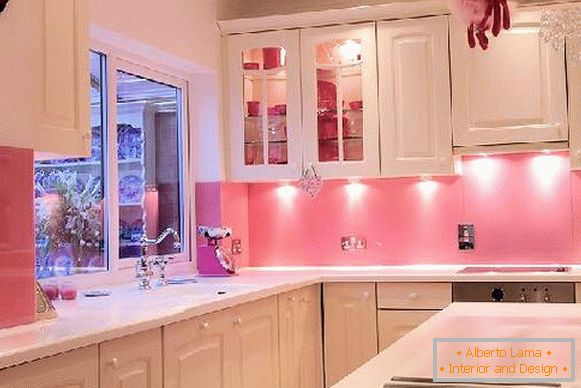 Кујна со светло розеви ѕидови
