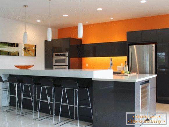 Кујна со портокалов ѕид