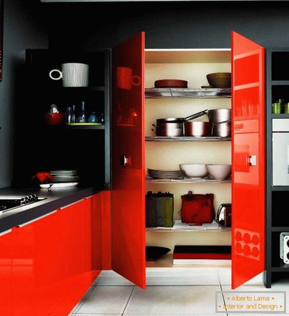 Црни ѕидови и црвен мебел во дизајнот на кујната