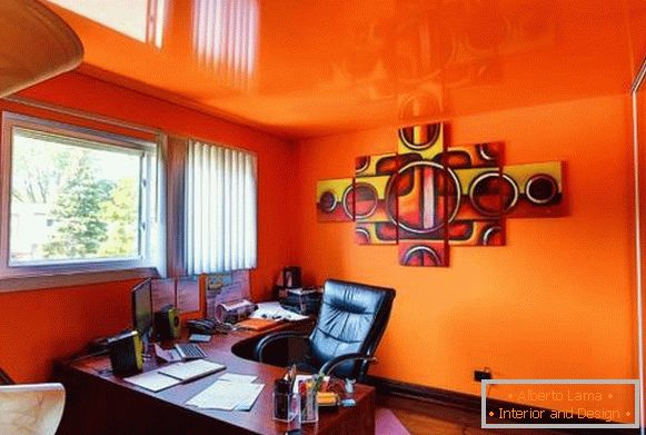 Светла внатрешност со таванот на истегнување на портокалова боја