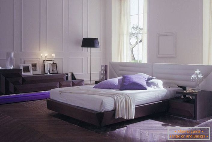 Минималистичката спална соба е опремена со модуларен мебел. Правилно избраната светлина ја прави собата романтична и пријатна.