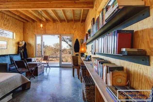 Мала евтина дрвена куќа во САД: книжные полки