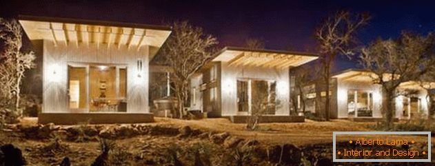Мала евтина дрвена куќа во САД: ночью