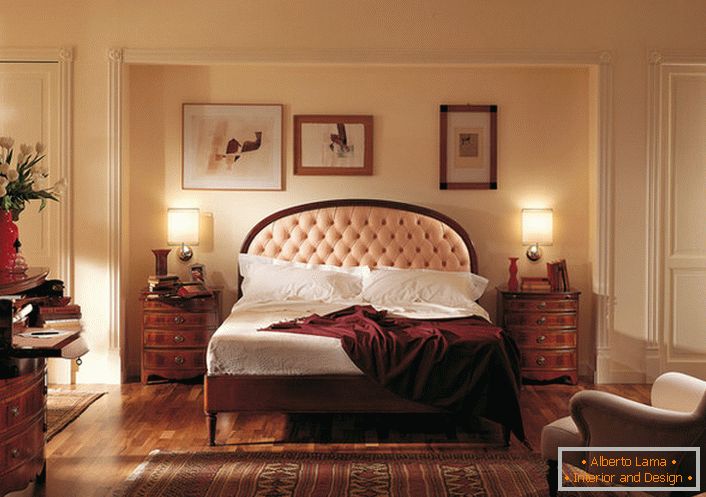 Благороден англиски стил во спалната соба е атрактивен и скромни. Во центарот на вниманието е креветот во висока глава, која е обложена со мека светло-беж крпа.