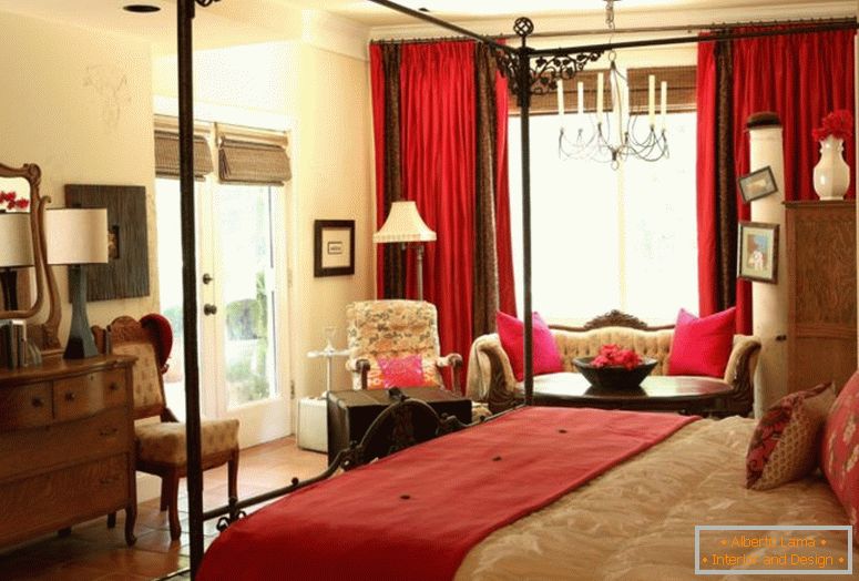 традиционален-господар-спална соба-мебел-со-црвена-завеса-антички-огледало-и-маса-уникатен-плочки-тротоарите-најдобар-светло-жолта-ѕидно сликарство-боја-дневна-столици-класичен- дизајн идеи
