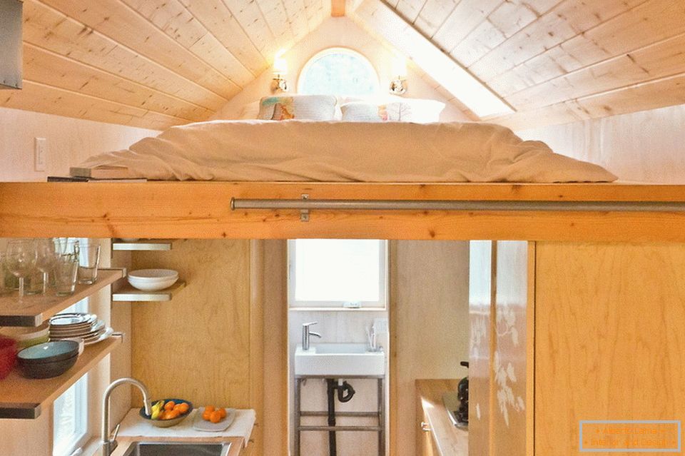 Кујна и спална соба во мала куќа