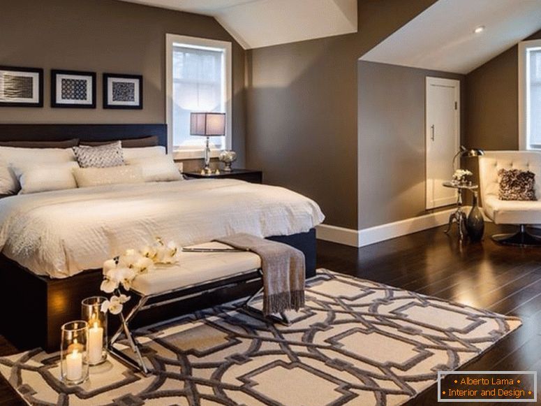 4-романтични-свеќи-и-удобни-клупа-во-модерна-спална соба-идеи-со-широк-даб-кревет и бело-duvet