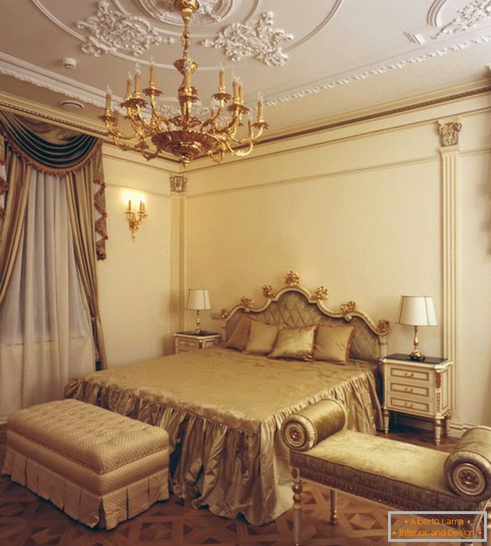 Спална соба во стил на империја. Забранетиот внатрешен дизајн ја прави собата светлина, пространа и ненатрупана. 