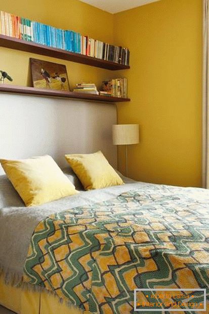 Спална соба дизајн во жолта боја