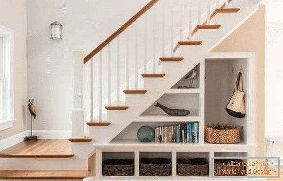 Дизајн на скалите во приватна куќа со шкаф под чекорите