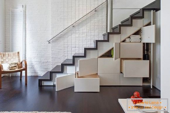 Кабинетот дизајн под скалите до вториот кат во приватна куќа - фото