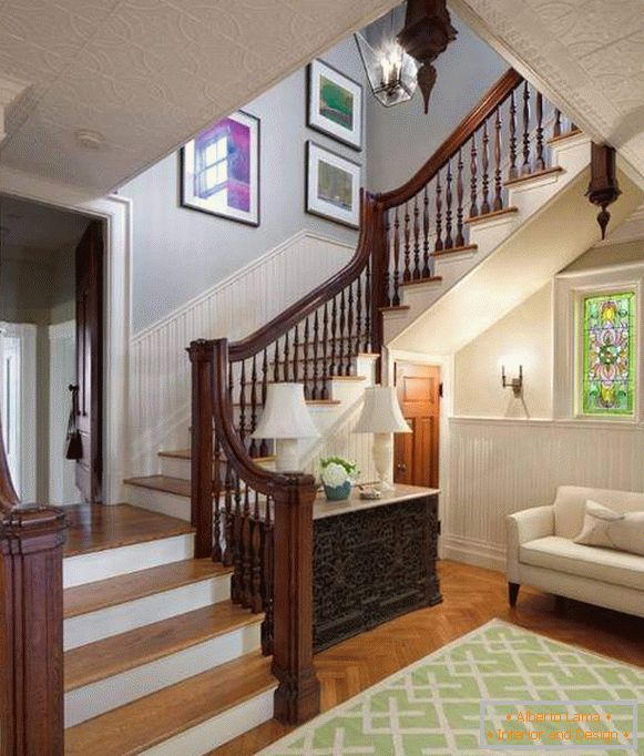 Завршна скалила во куќата - слика со дрвени парапет