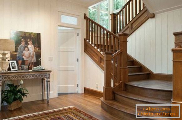Сала со дрвени скали во приватна куќа - фото