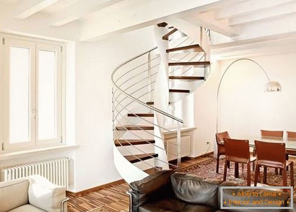 Спирални скалила во приватна куќа направена од дрво и метал