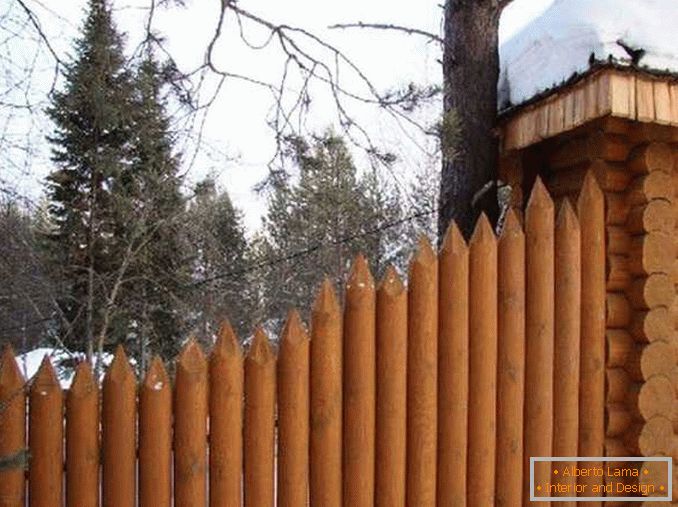 дрвени огради за приватна куќа слика