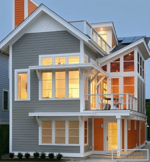 Модерната фасада на приватна куќа во сива и портокалова боја