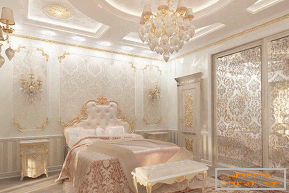 Внатрешноста на спалната соба со штуко декор во стил на луксуз