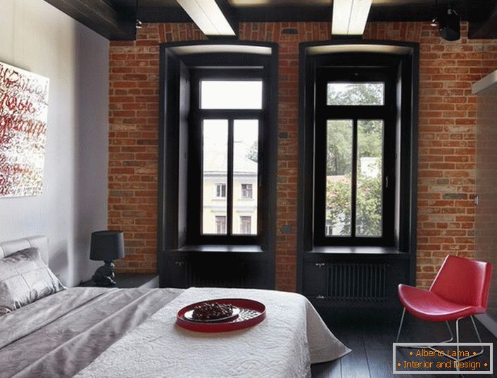 Успешна комбинација на класични бои - бела, црвена, црна во внатрешноста на стилот на спална соба.