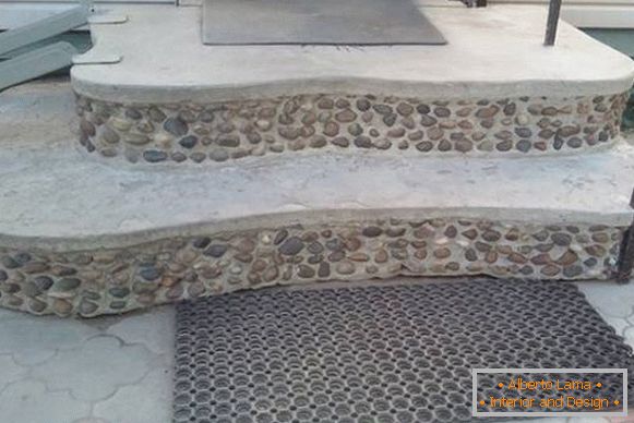 Невообичаен завршен трем направен од бетон со мали камчиња
