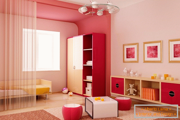 Пинк боја на ѕидовите и таванот на станот - слика