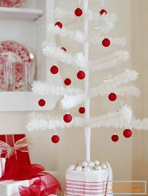 едноставна и стилска декорација-новогодишна елка