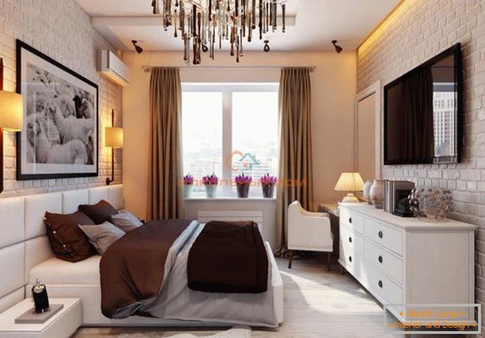 Една мала спална соба во стилот на мансарда е направена во светли бои. Елегантен, луксузен дизајн со невообичаена интерпретација.
