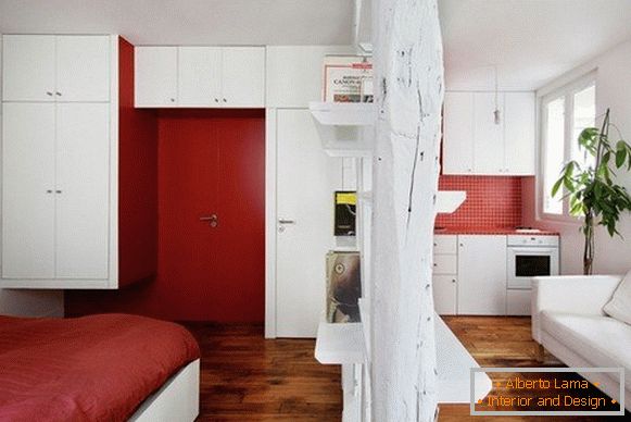 Креативна внатрешност на стан со црвена боја