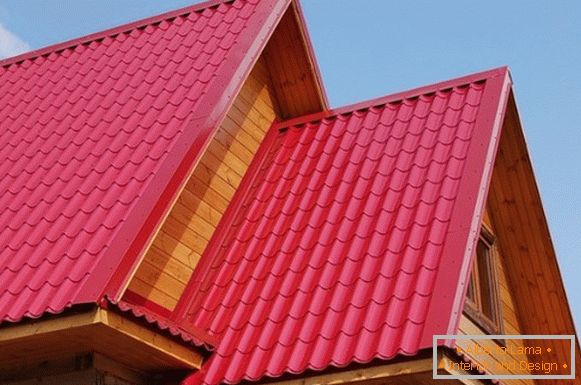 Црвен покрив направен од метал