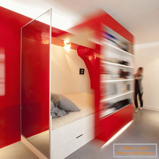 Трансформирана црвена и бела спална соба