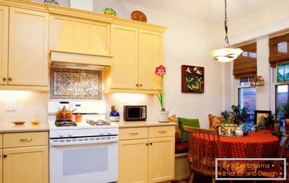 Жолта мебел за кујната во стилот на Прованса