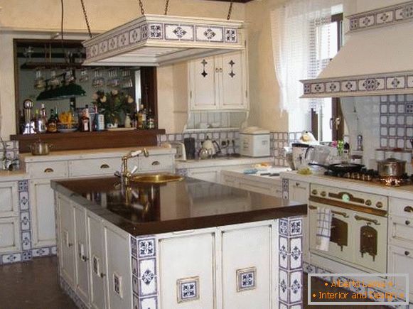Украсување на кујната со плочки во стилот на Прованса