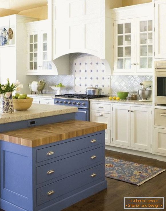 Бела и сина кујна во стилот на Прованса