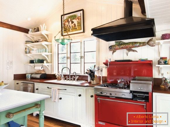 Црвениот шпорет во кујната во стилот на Прованса