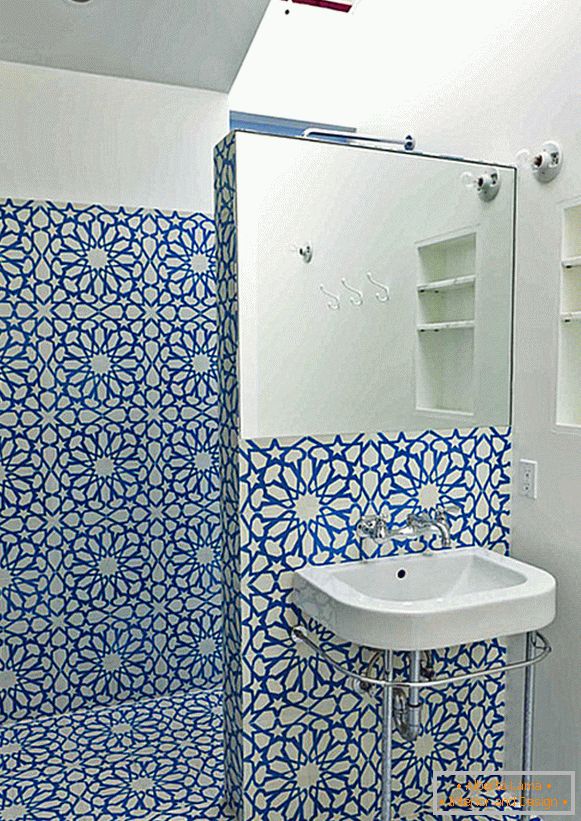 Сина цветна шема на ѕидот во бањата