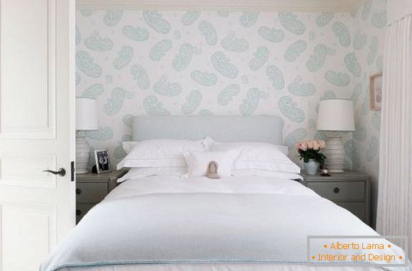 Дизајн позадина за спалната соба во бела и сина боја