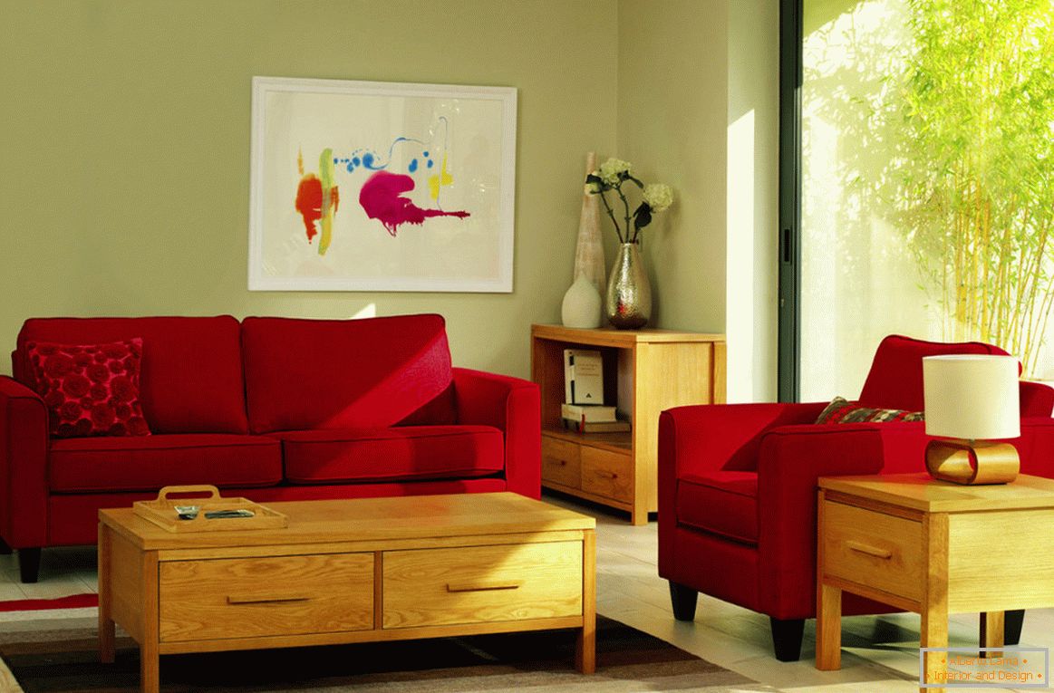 Црвениот мебел во светла дневна соба
