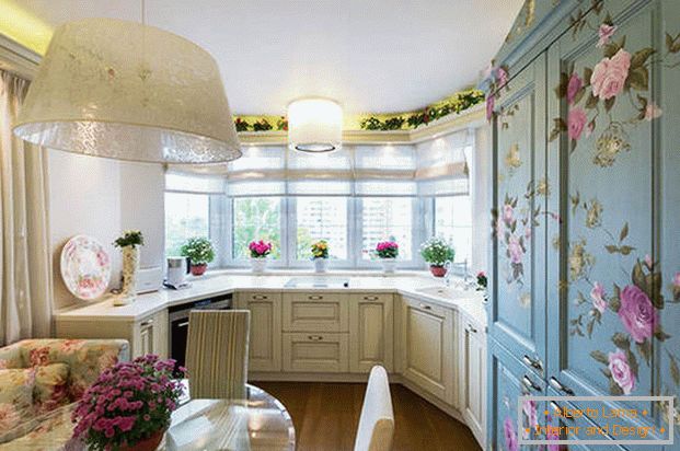 кујнски дизајн во стилот на Прованса со цветни мотиви
