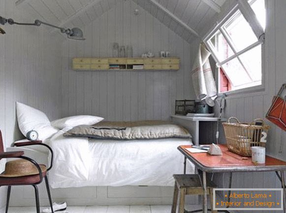 Мала спална соба на таванот