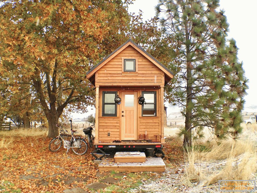 Мали дрвена куќа