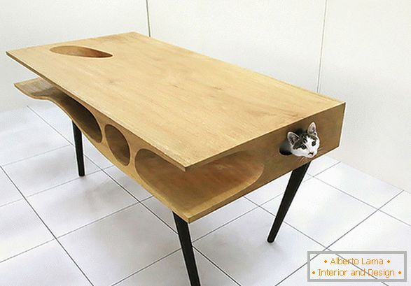 Невообичаена маса со куќа за мачка