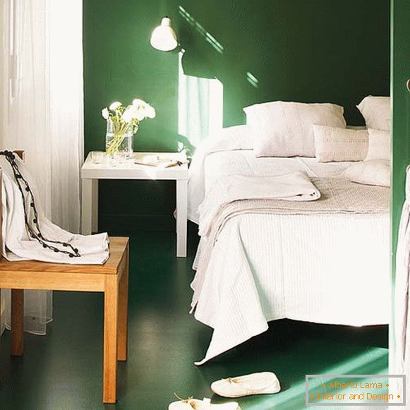 Мала спална соба во бела и зелена боја