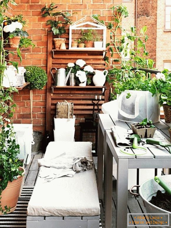 Балкон со затворен растенија