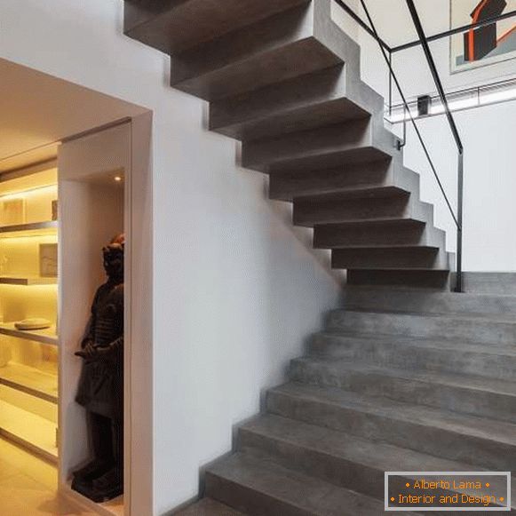 Бетонски скалила во приватна куќа во модерен стил